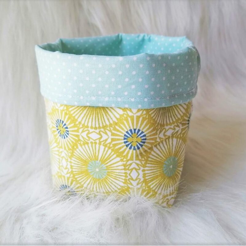 panière en tissu vert et bleu pour ranger lingettes réutilisables
