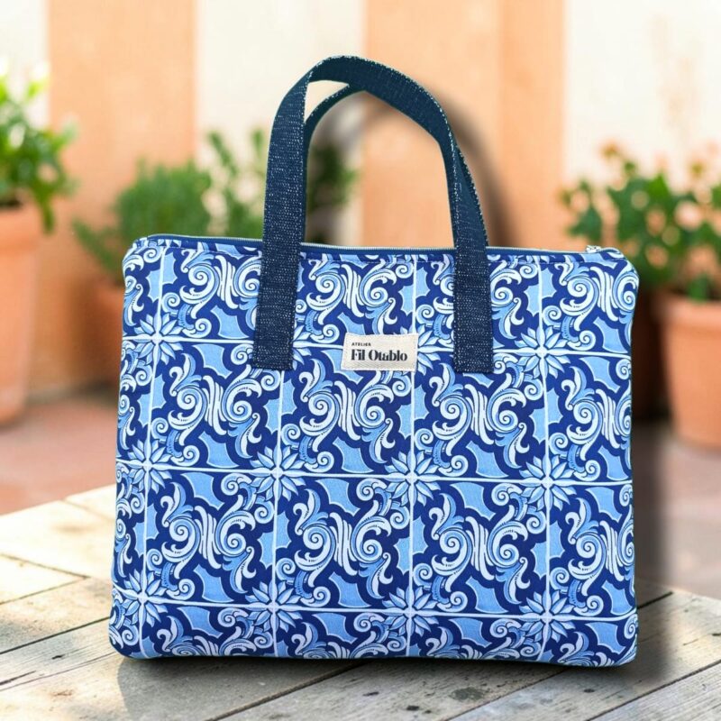 Housse ordinateur portable en tissu bleu azulejos avec 2 anses cousue à la main dans l'atelier Fil'Otablo