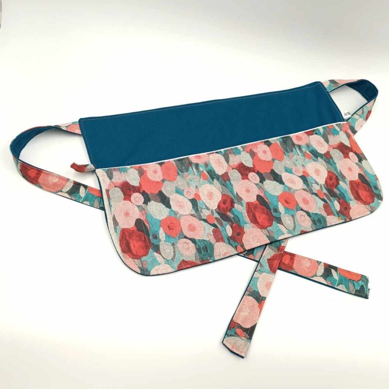 tablier de maîtresse maternelle fleurs aquarelle et fond bleu canard