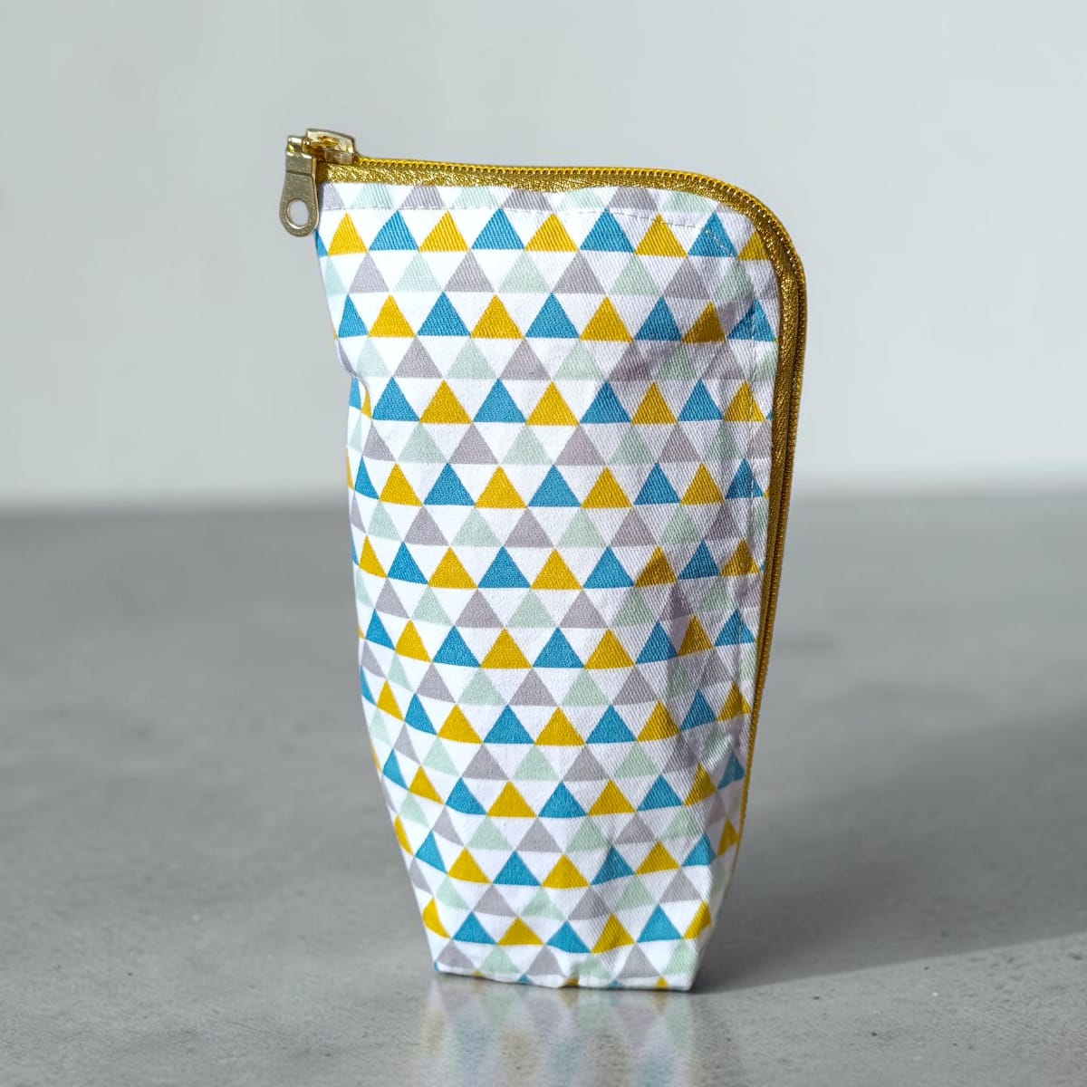Trousse en tissu motif triangles pour les enfants