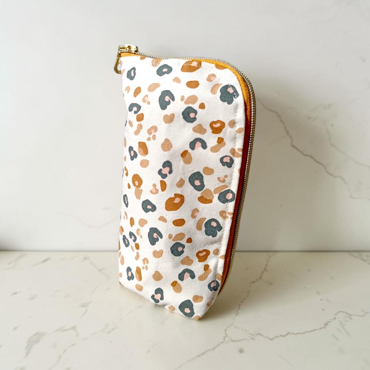 Trousse en tissu motif léopard