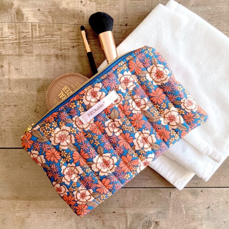 trousse maquillage en tissu matelassé cadeau utile femme assortie aux trousses de toilette ouverte avec pinceaux