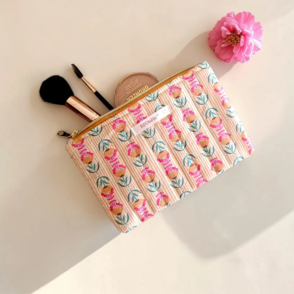 trousse maquillage femme avec pinceaux et blush à l'intérieur assortie à la trousse de toilette
