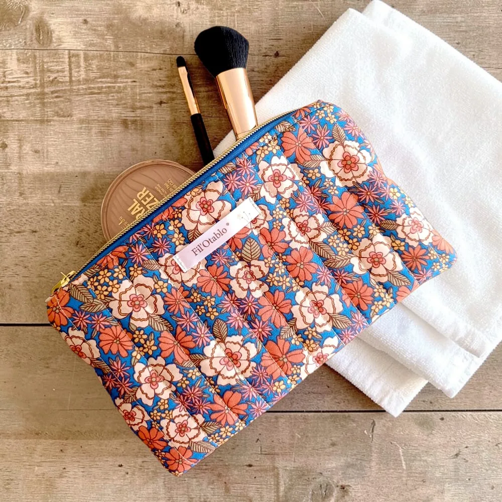 trousse maquillage en tissu matelassé assortie aux trousses de toilette ouverte avec pinceaux