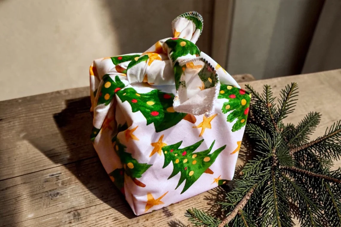 Emballage furoshiki en tissu imprimé pour offrir un cadeau