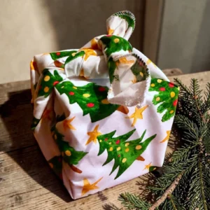 Emballage furoshiki en tissu imprimé pour offrir un cadeau