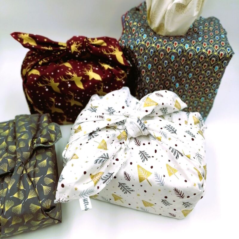 furoshiki-de-noel-sapins-dorés-fond-blanc