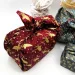 furoshiki-tissu-rennes-dorés-fond-bordeaux