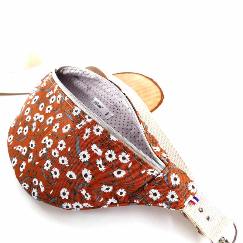 sac-banane-tendance-fleurs-de-camomille-sur-fond terracotta