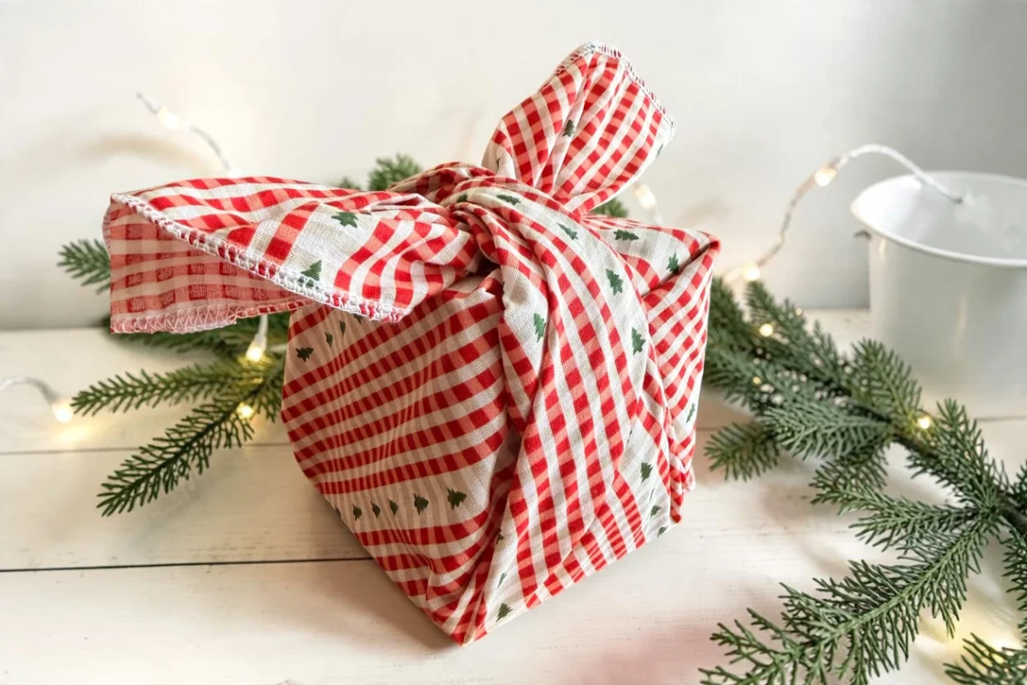 Furoshiki en tissu pour emballer un cadeau