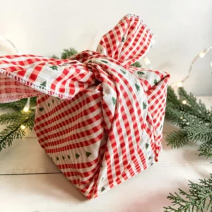 Furoshiki en tissu pour emballer un cadeau