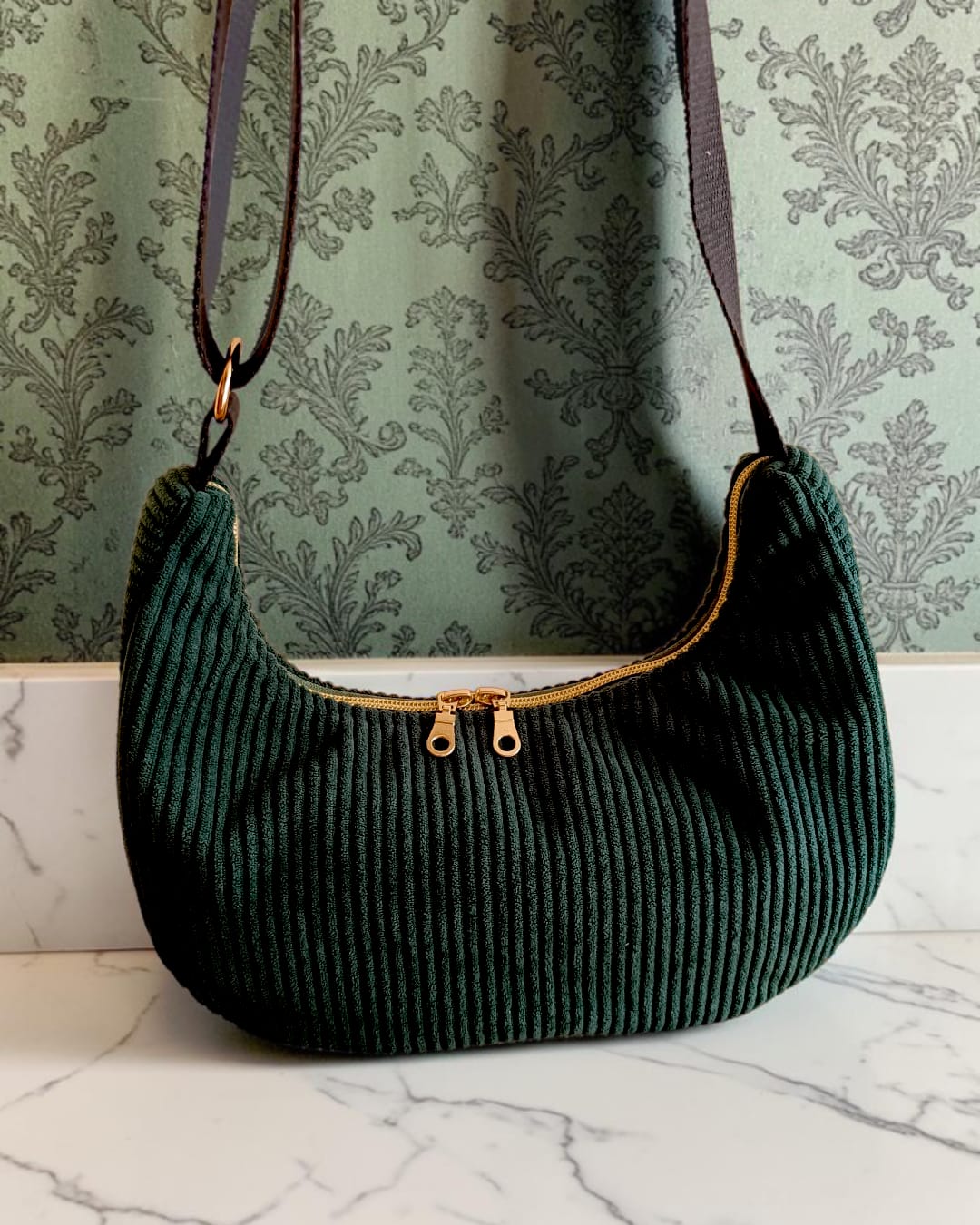 sac à main femme demi lune vert sapin avec sangle noire fait main en France