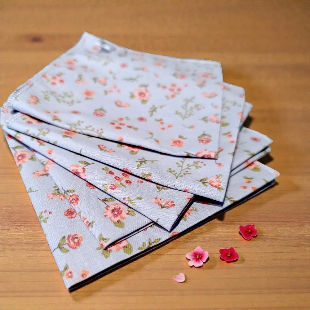 mouchoirs pour femme en coton bio bleu gris et petites fleurs roses