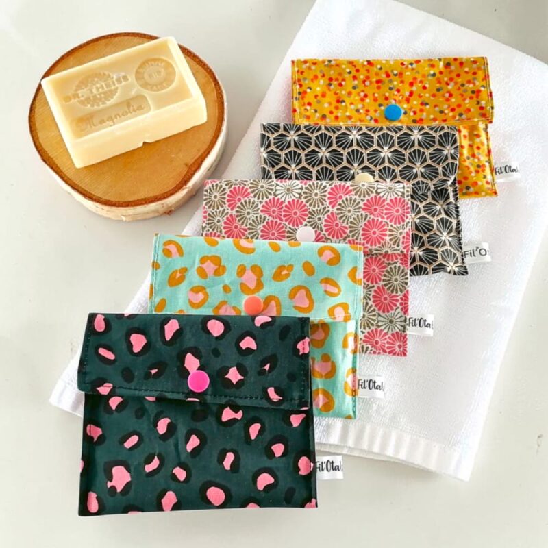etui à savon imperméable nomade fait main plusieurs coloris avec savon solide à côté zéro déchet salle de bain