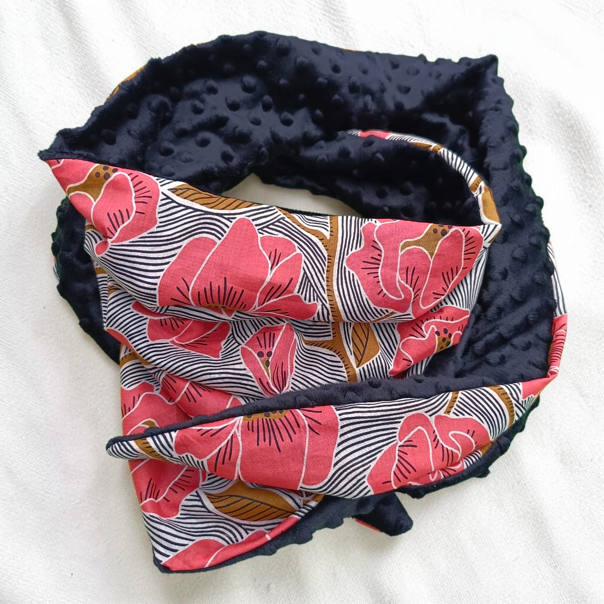 cheche femme tendance motif fleurs de corail et minky noir