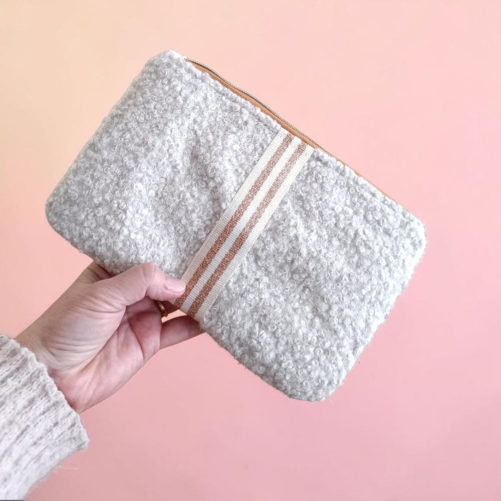 pochette moumoute chinée beige écru avec fermture éclair