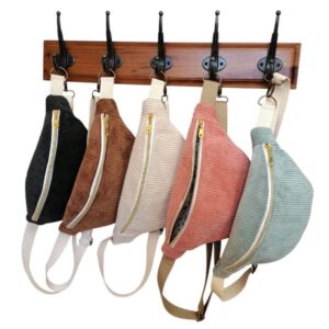 sac banane femme fait main Fil’Otablo, accessoire tendance artisanal présenté sur porte-manteau