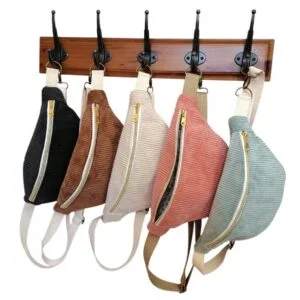 sac banane femme fait main Fil’Otablo, accessoire tendance artisanal présenté sur porte-manteau
