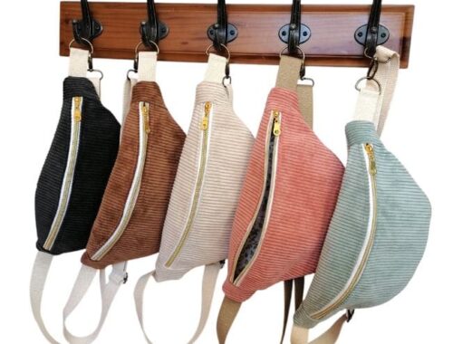 sac banane femme fait main Fil'Otablo présenté sur un porte manteau