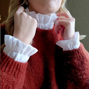 col et manchettes amovibles portés sur un joli pull