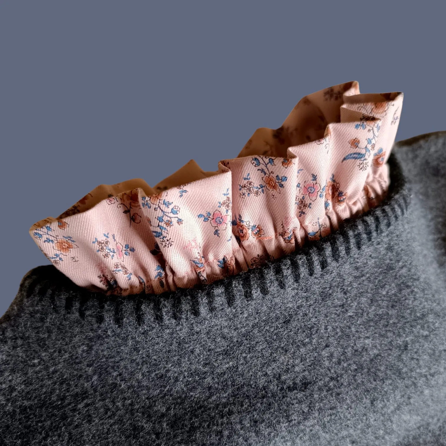 col victorien froufrou sous un pull gris noir