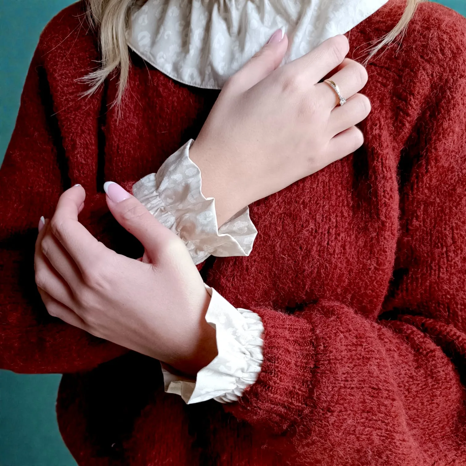 manchettes amovibles portées sur un pull