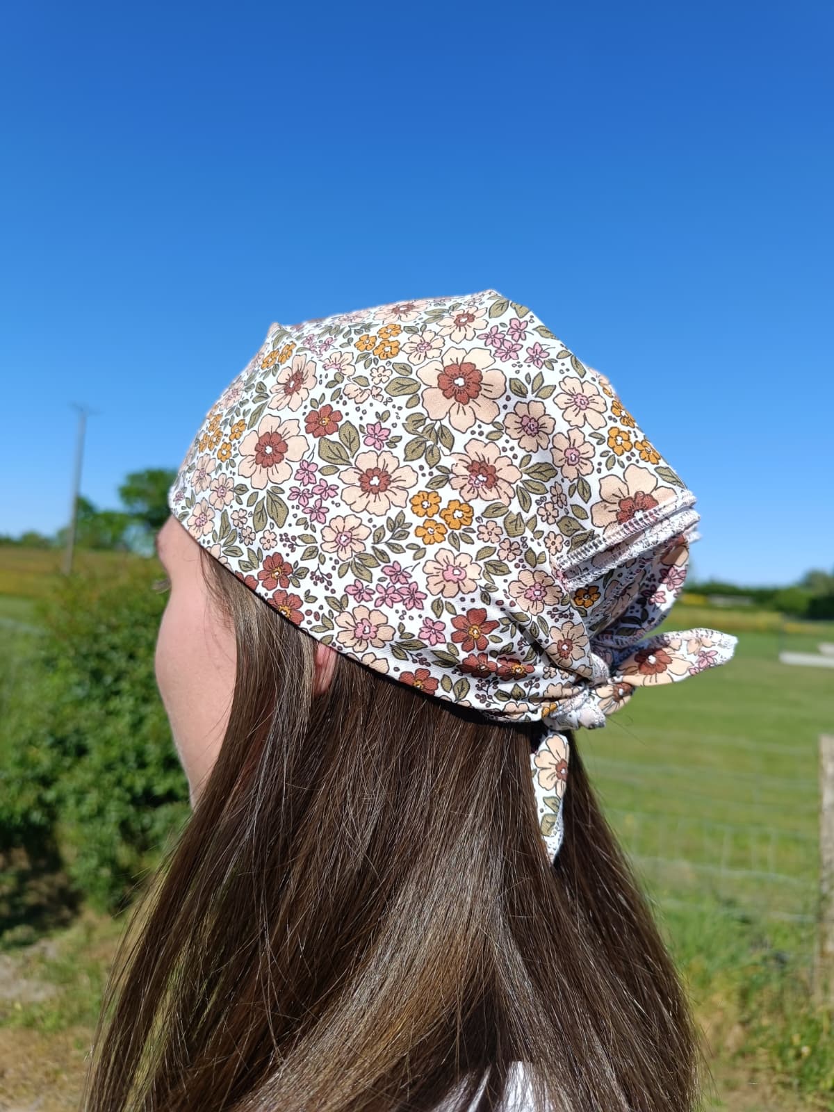 foulard cheveux femme porté en bandeau motif fleuri style naturel