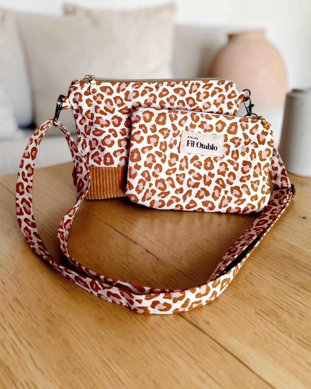pochette bandoulière léopard avec zip et petit porte monnaie