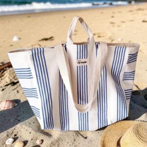 sac de plage XL en toile rayée haut de gamme sur la plage en été