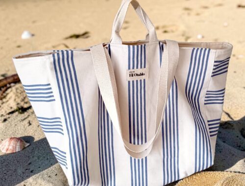 sac de plage XL en toile rayée sur la plage en été