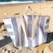 sac de plage XL en toile rayée sur la plage en été