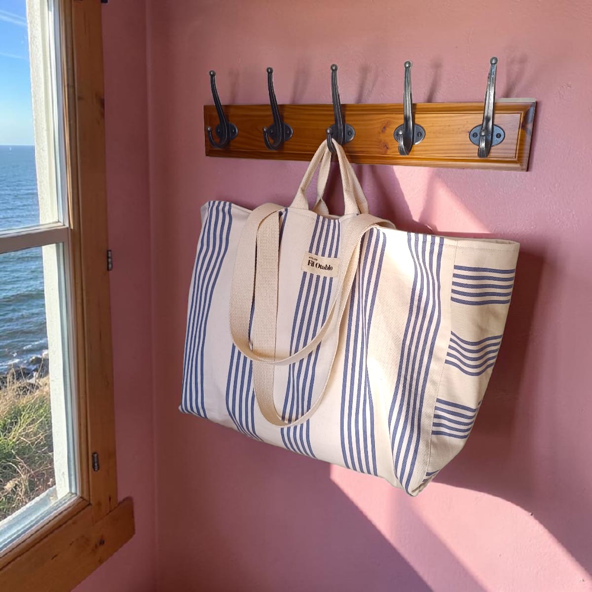 maxi sac de plage XXL pendu à un porte manteau rayures bleues sur fond écru Fil'Otablo