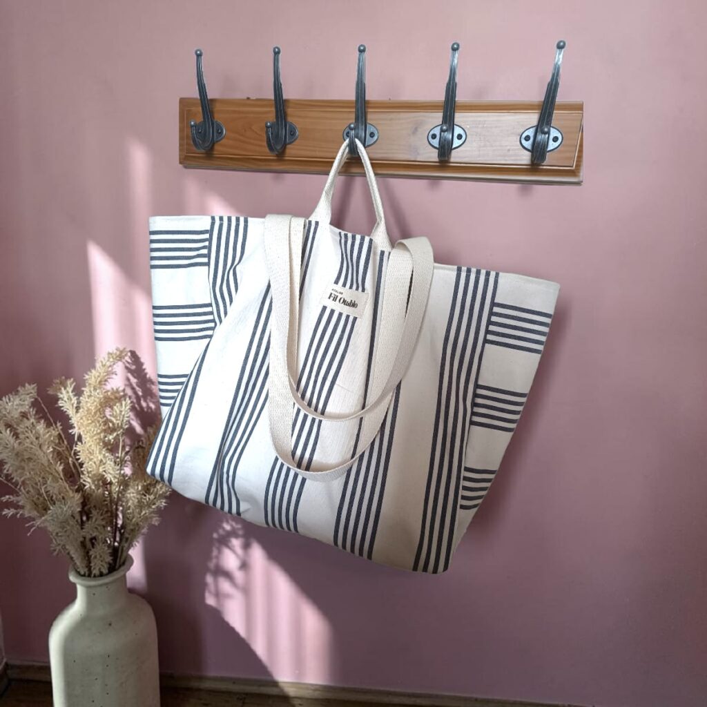 sac de plage XXL rayures noires vu de face avec 2 paires de anses 2 tailles