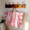 sac de plage XXL à rayures rouges basques sur fond écru en toile à matelas tote bag vue de face
