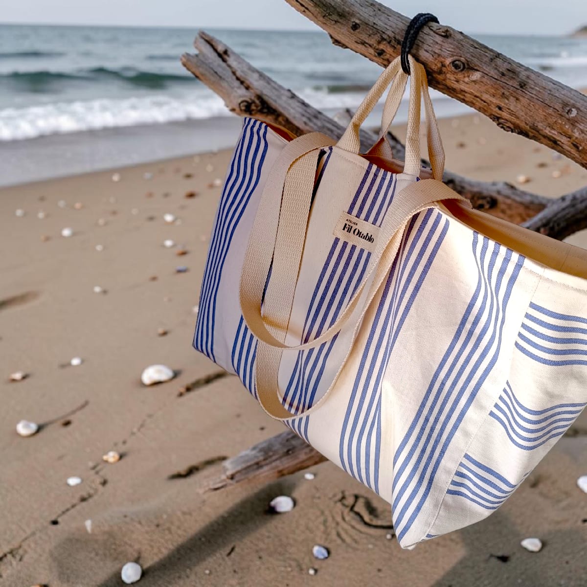 bois flotté et sac de plage XXL rayures bleues accroché fait main par Fil'Otablo