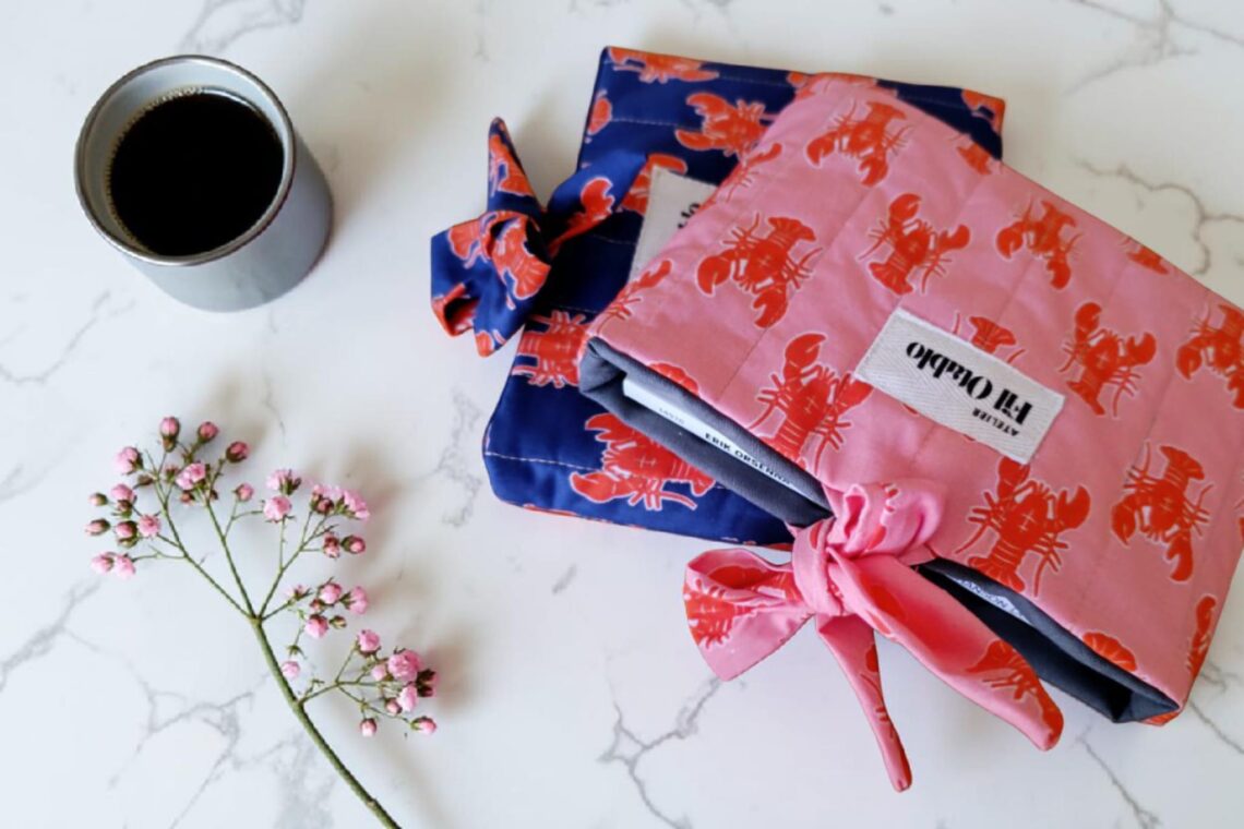 protéger un livre dans un sac avec une pochette en tissu