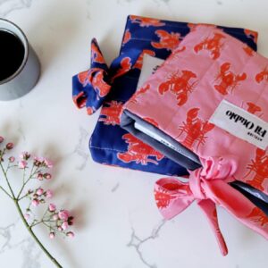 protéger un livre dans un sac avec une pochette en tissu