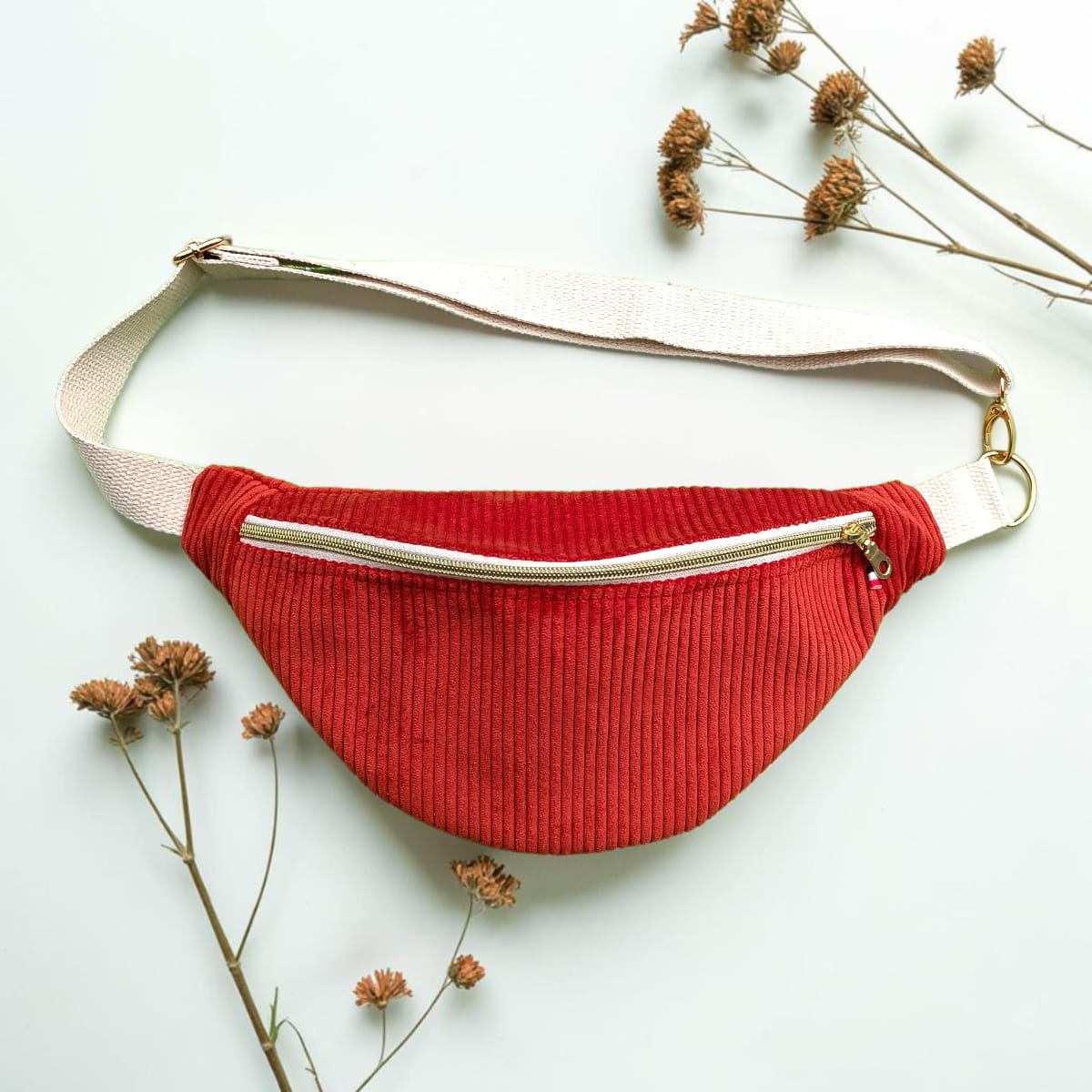 sac banane femme en velours terracotta avec sabgle écru et fermture éclair